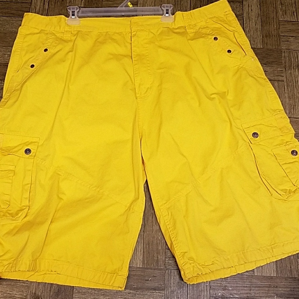 Men SHORT LEG CARGO PANTS.  NEW